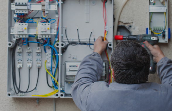 hombre haciendo instalacion eléctrica de calidad Enel X